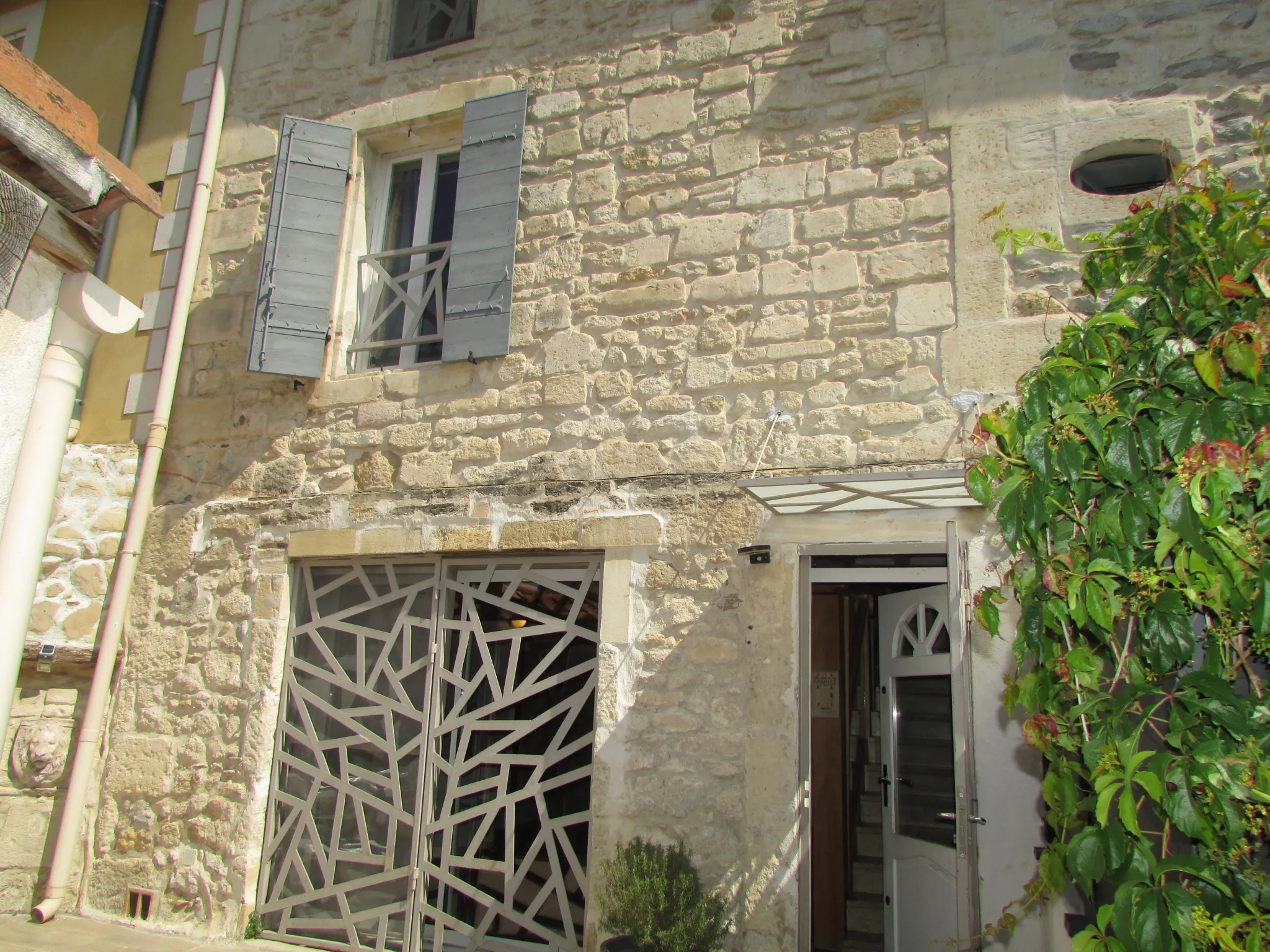 Maison village avec cour 3 chambres et bureau à Arles 