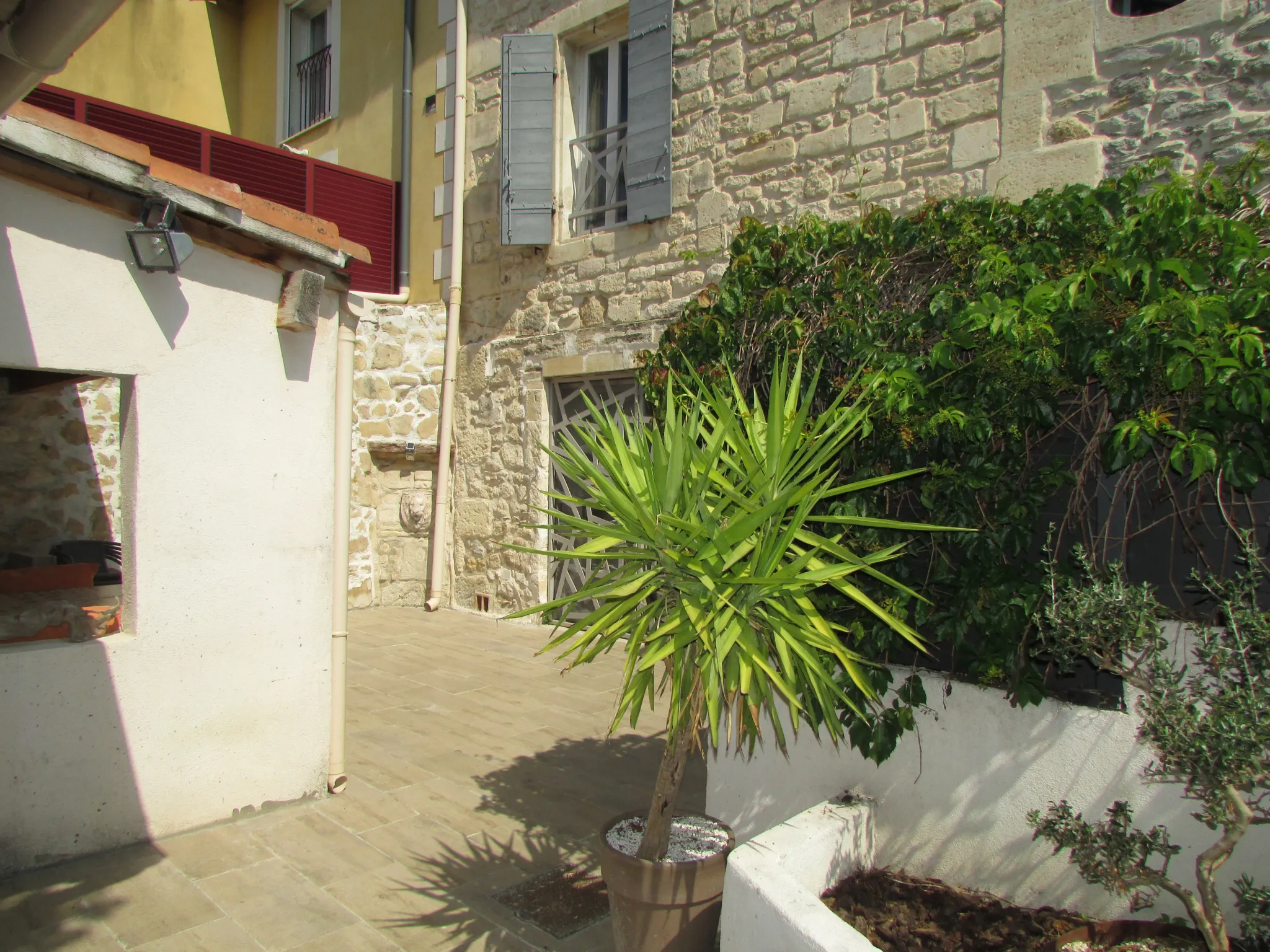 Maison village avec cour 3 chambres et bureau à Arles 