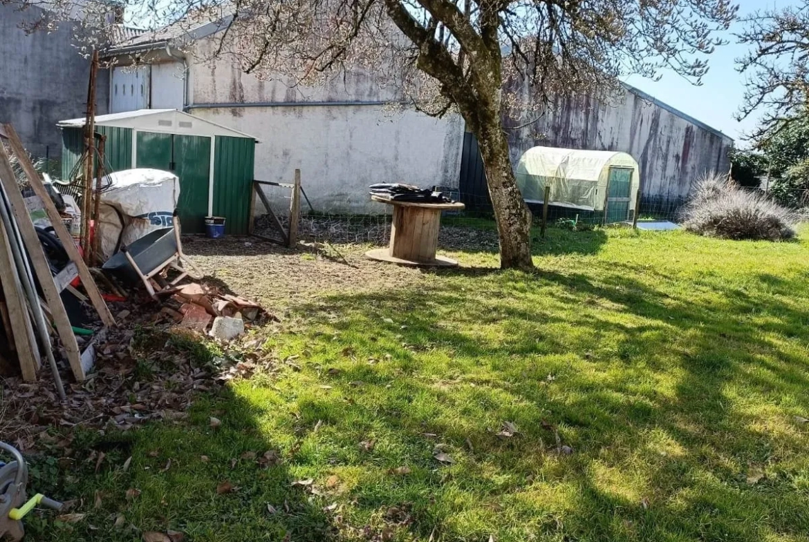 Maison ancienne rénovée de 155 m2 avec jardin à St Pierre de Frugie (24450) 