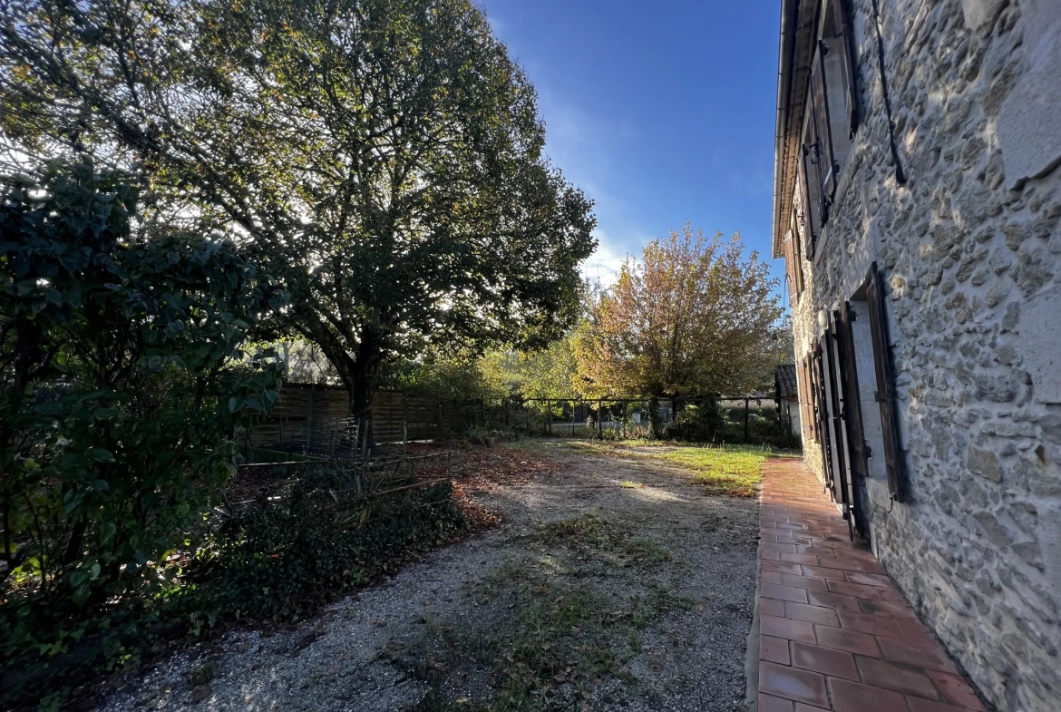 Maison de village en pierre avec jardin et dépendance à Langon 