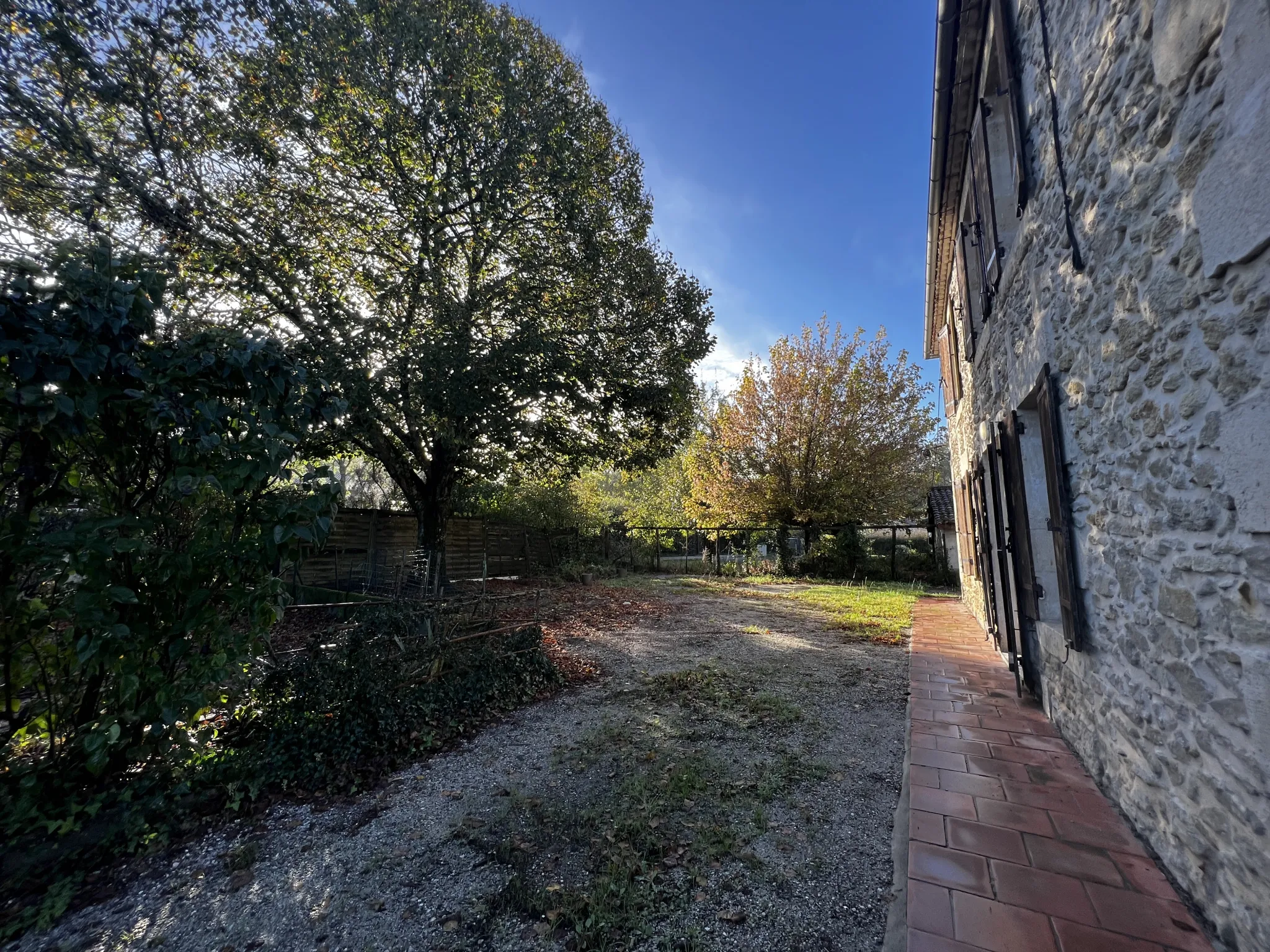 Maison de village en pierre avec jardin et dépendance à Langon 