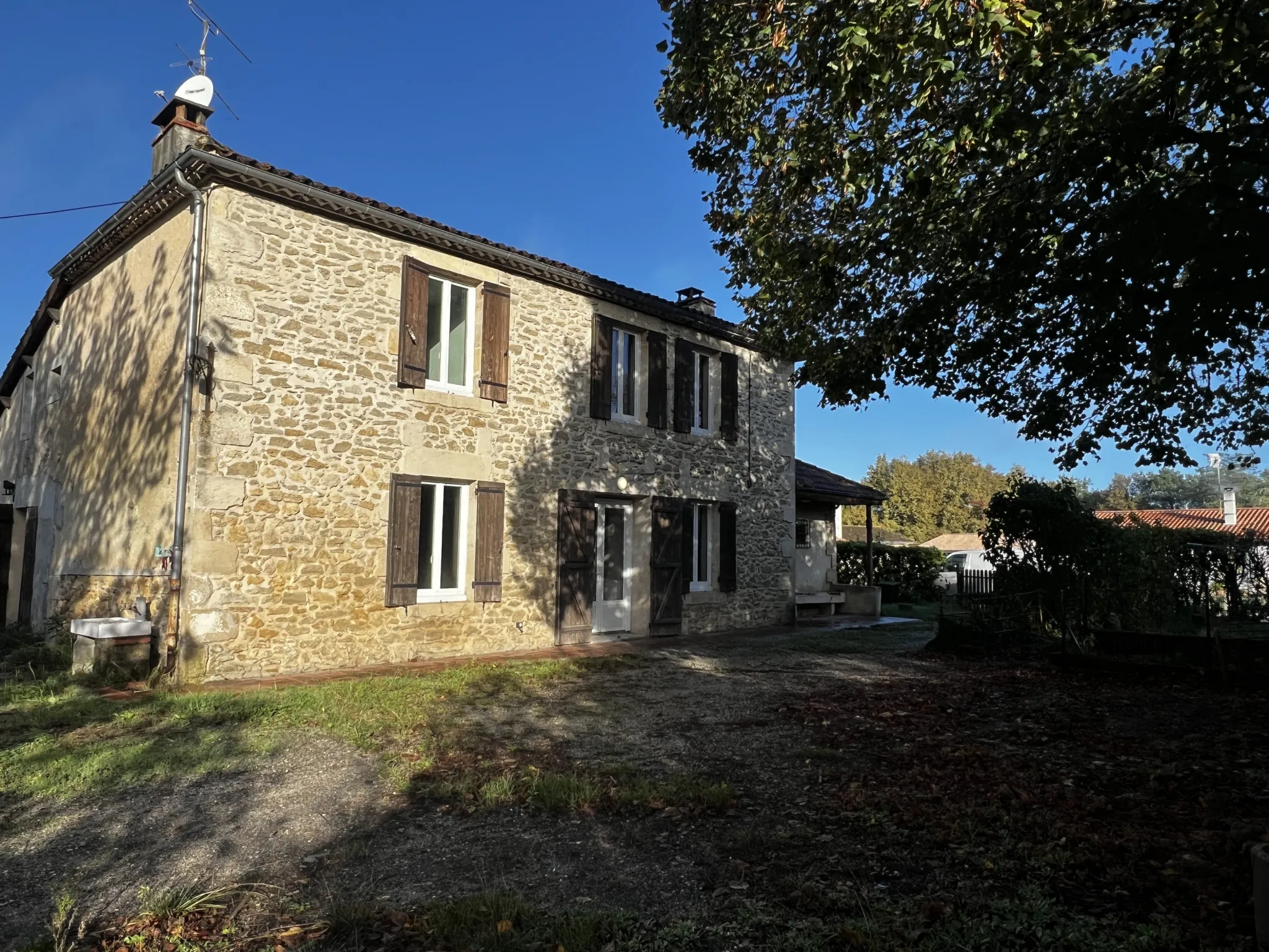 Maison de village en pierre avec jardin et dépendance à Langon 