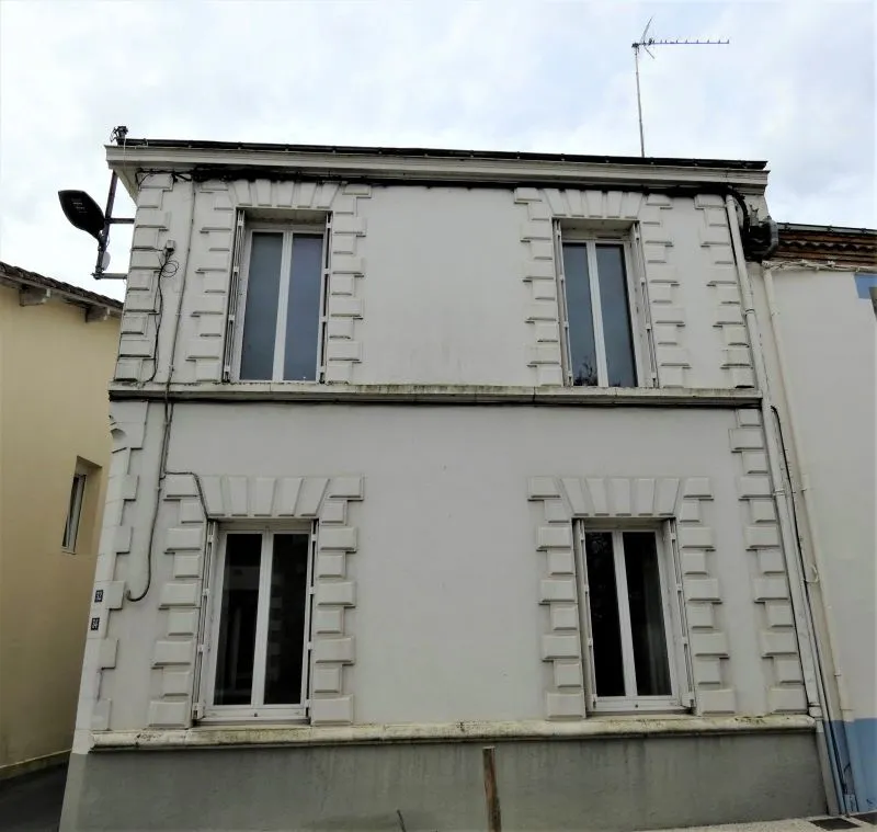 Ancienne maison à rafraîchir au centre du bourg de Vallet 