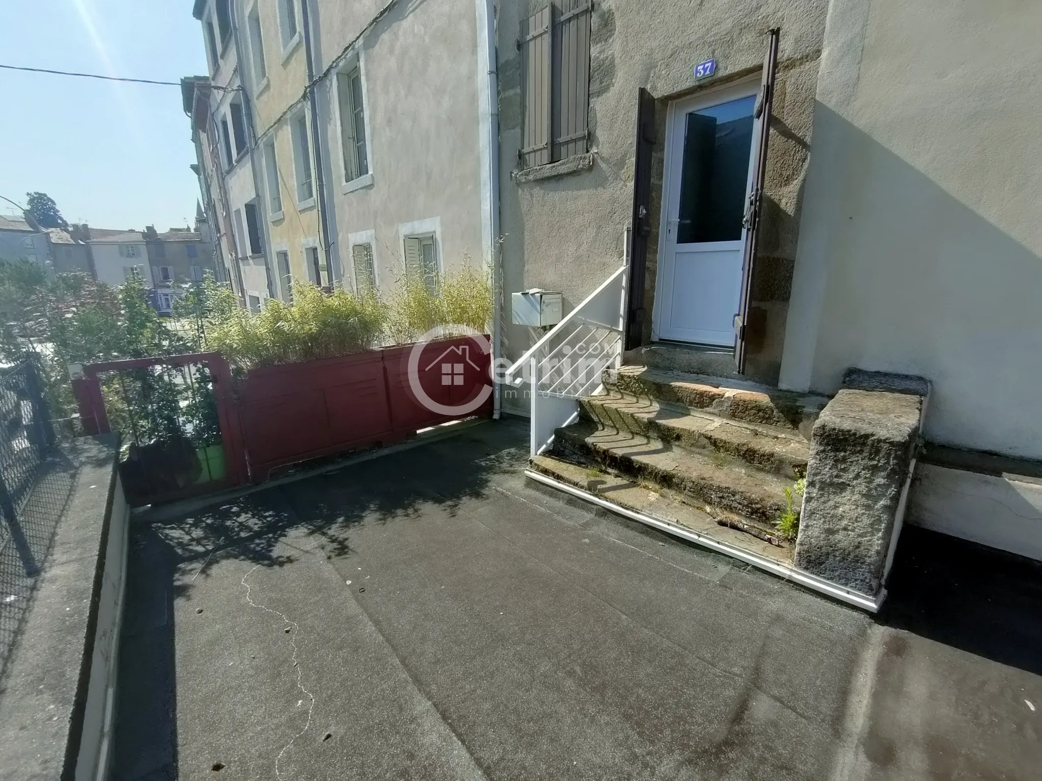 Maison de ville à Billom avec terrasse et garage 