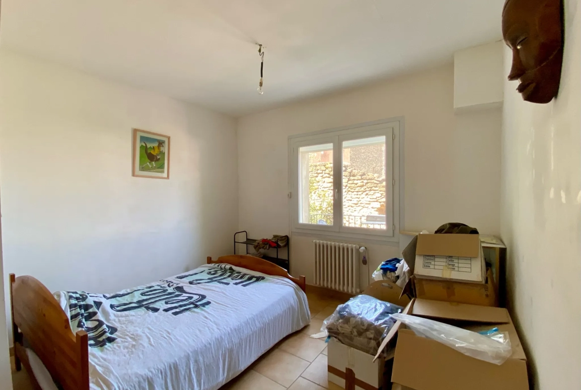 Maison de Village, 90m2, 3 chambres, jardinet, grand garage, parking à Ste Cécile les Vignes 