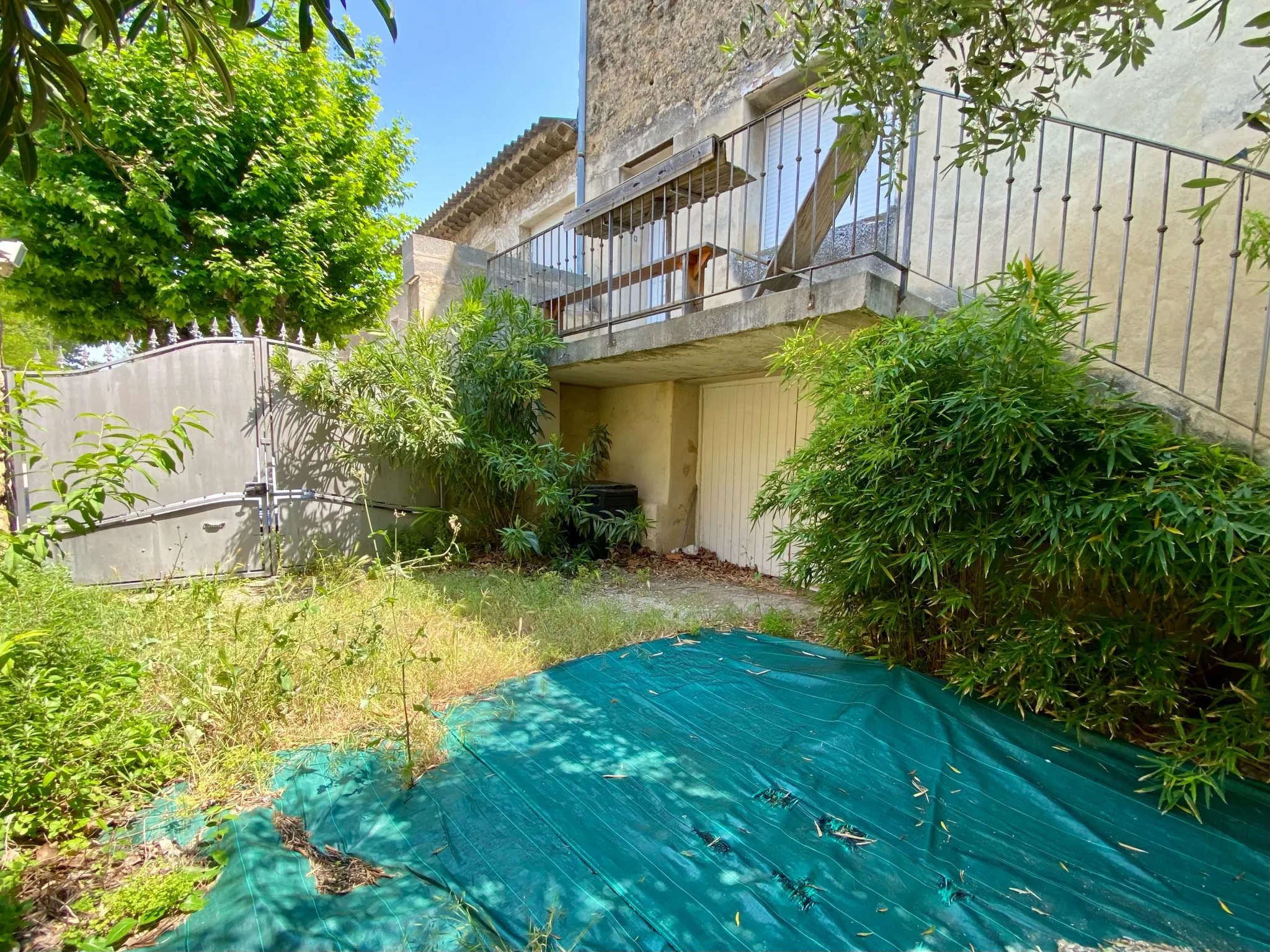 Maison de Village, 90m2, 3 chambres, jardinet, grand garage, parking à Ste Cécile les Vignes 