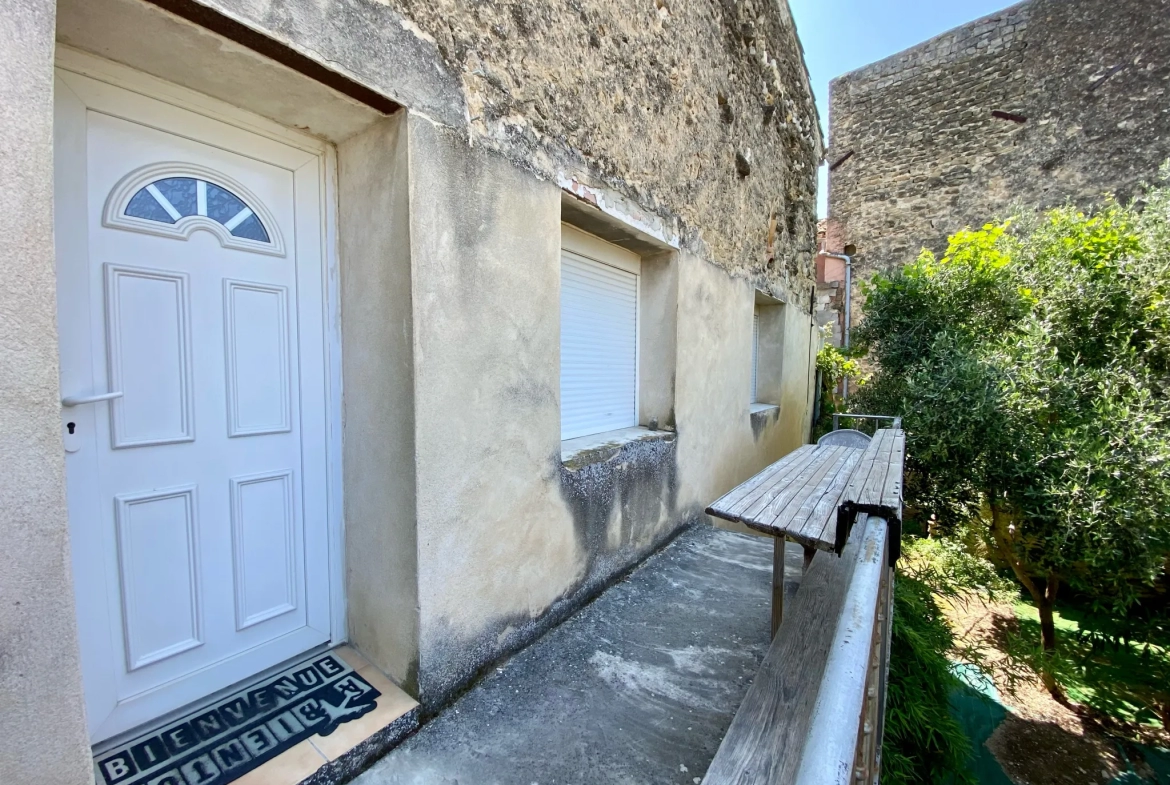 Maison de Village, 90m2, 3 chambres, jardinet, grand garage, parking à Ste Cécile les Vignes 