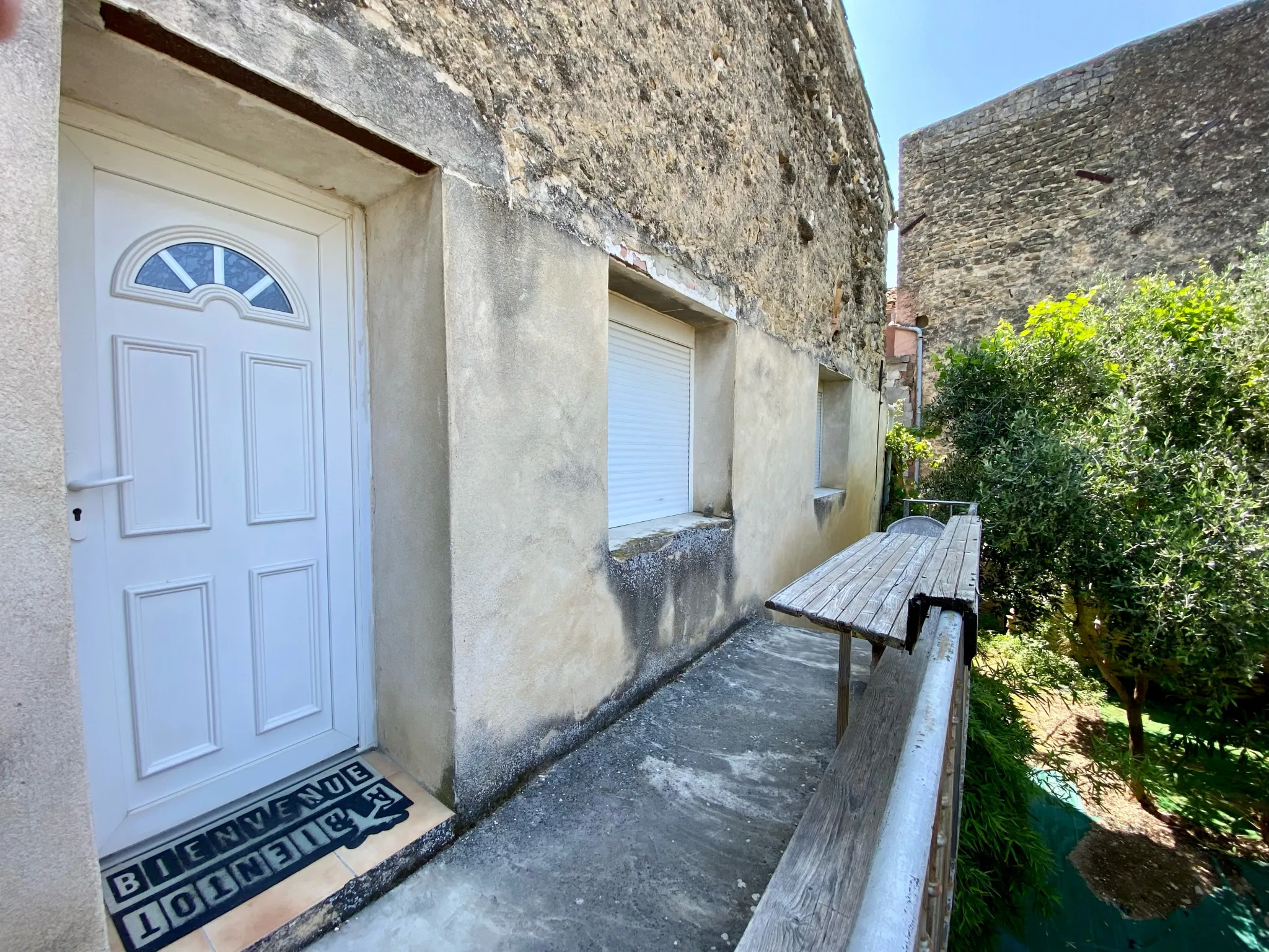 Maison de Village, 90m2, 3 chambres, jardinet, grand garage, parking à Ste Cécile les Vignes 