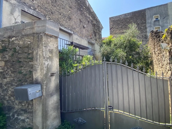 Maison de Village, 90m2, 3 chambres, jardinet, grand garage, parking à Ste Cécile les Vignes