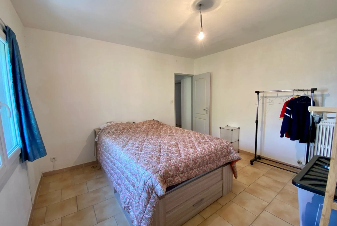 Maison de Village, 90m2, 3 chambres, jardinet, grand garage, parking à Ste Cécile les Vignes 