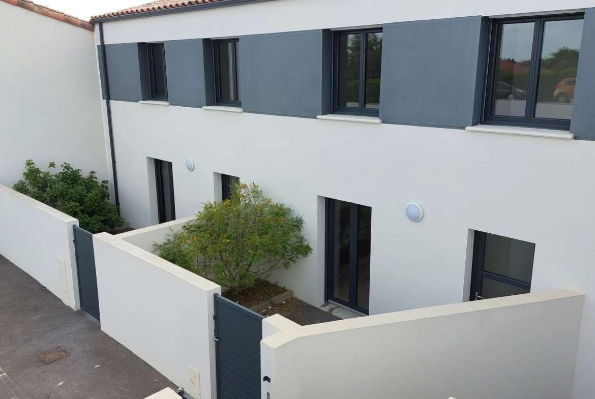 Pavillon T4 à Niort avec Cuisine Équipée et Jardinet 