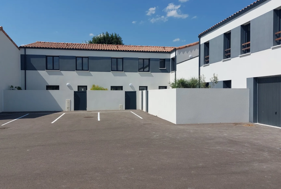 Pavillon T4 à Niort avec Cuisine Équipée et Jardinet 