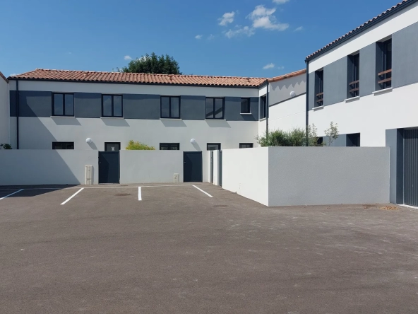 Pavillon T4 à Niort avec Cuisine Équipée et Jardinet