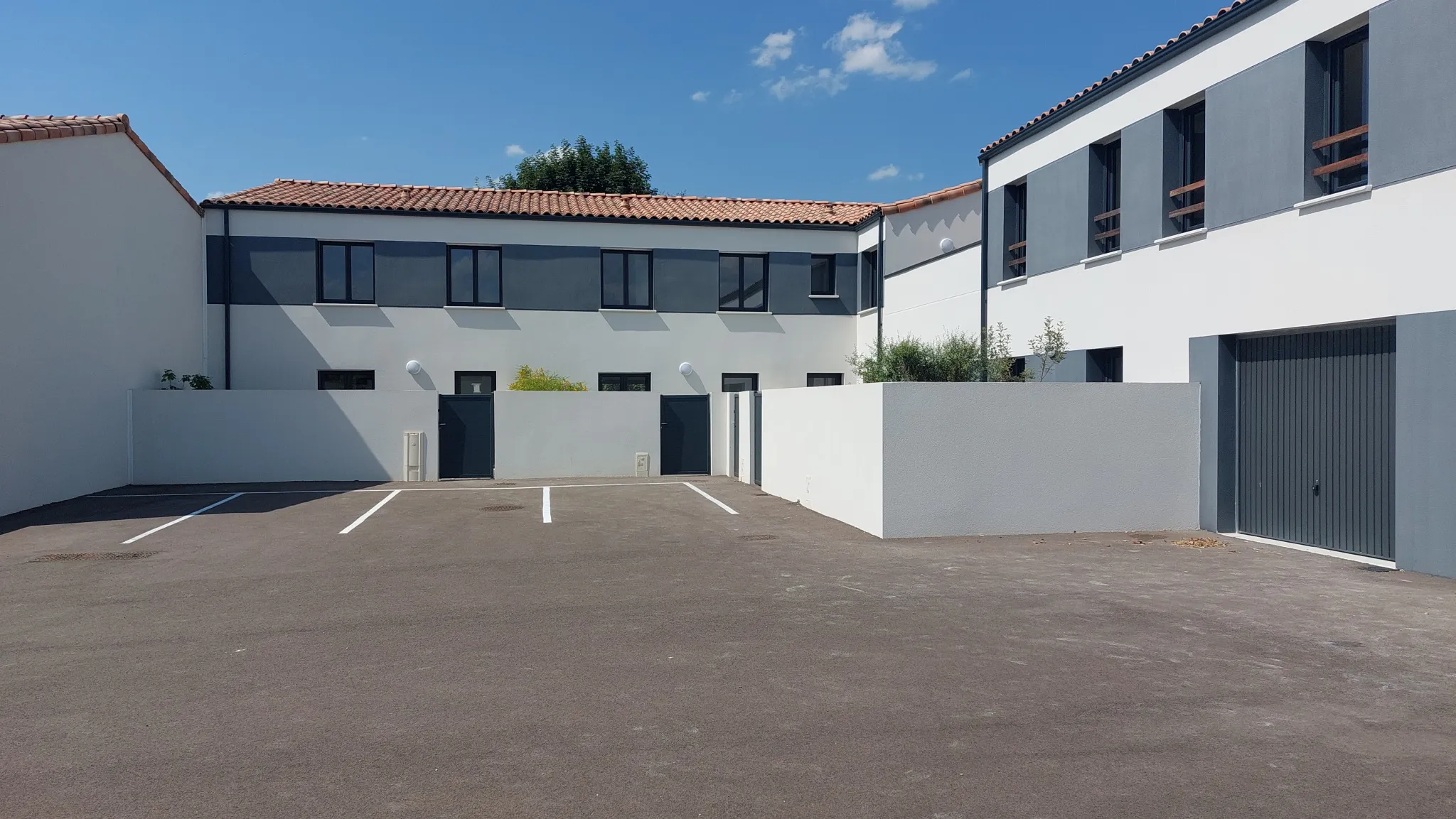 Pavillon T4 à Niort avec Cuisine Équipée et Jardinet 