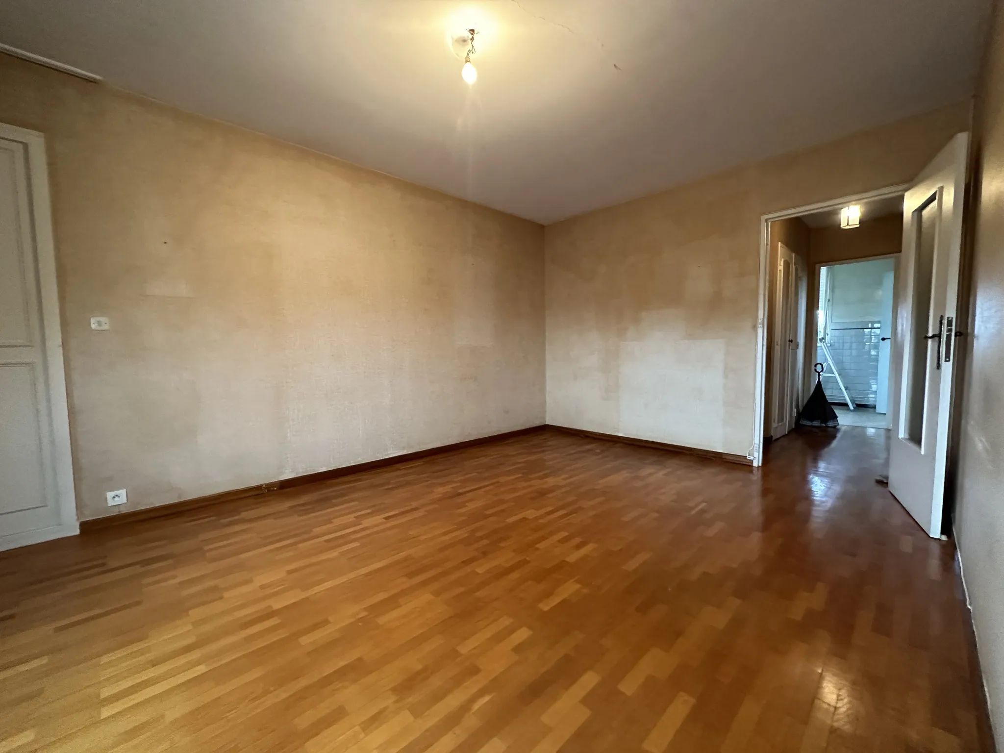 Appartement T4 avec parking et cave à Billère 