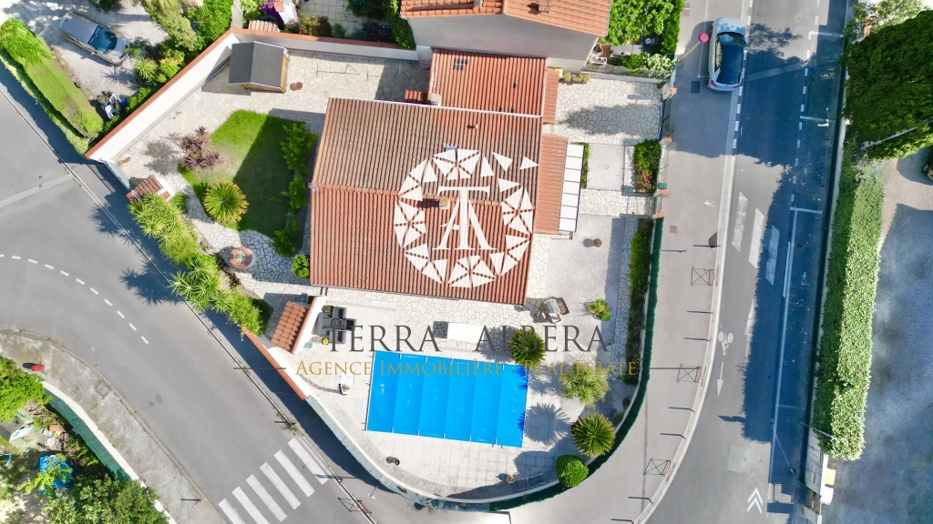 Villa de plain-pied avec piscine à vendre à St André