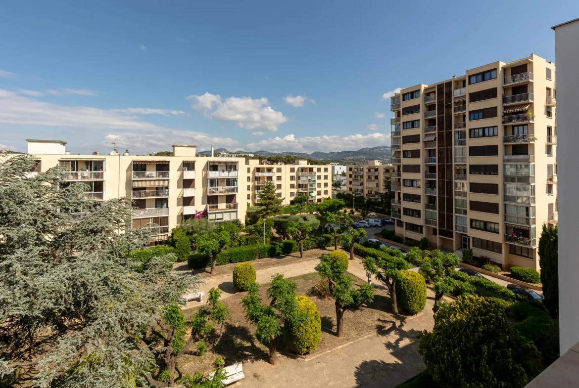 Appartement Type 4 de 79.36 m2 avec balcon, cave et place de parking privative à La Seyne-sur-Mer 