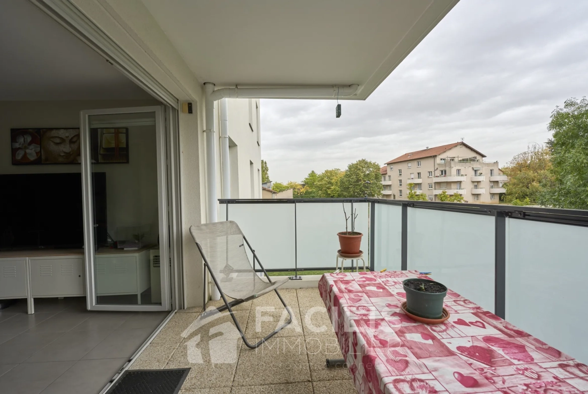 Appartement récent sans vis à vis dans résidence de standing à St Priest 