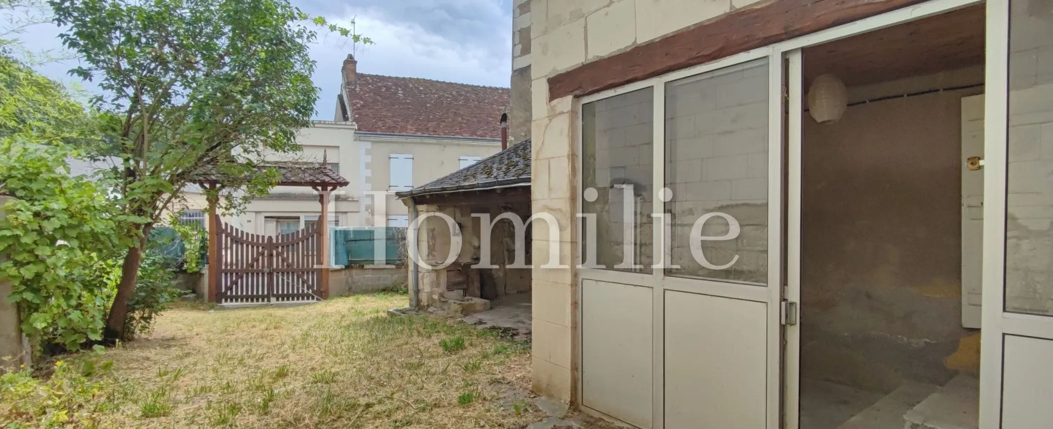 Maison à Chissay-en-Touraine de 69,7 m2 avec cour arrière et dépendances 