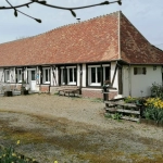 Longère dans un village rural