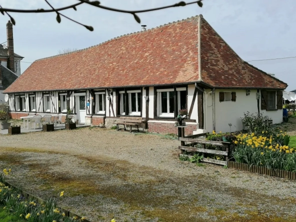 Longère dans un village rural