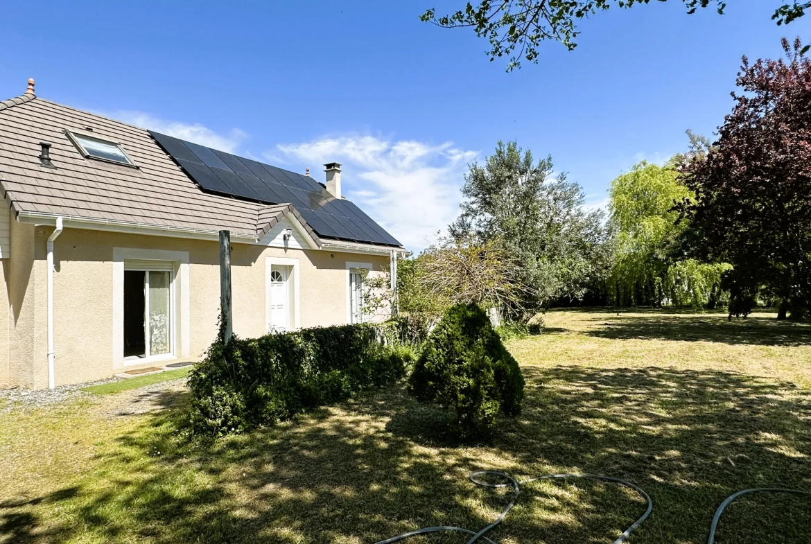 Maison 5 pièces avec garage sur joli terrain arboré 