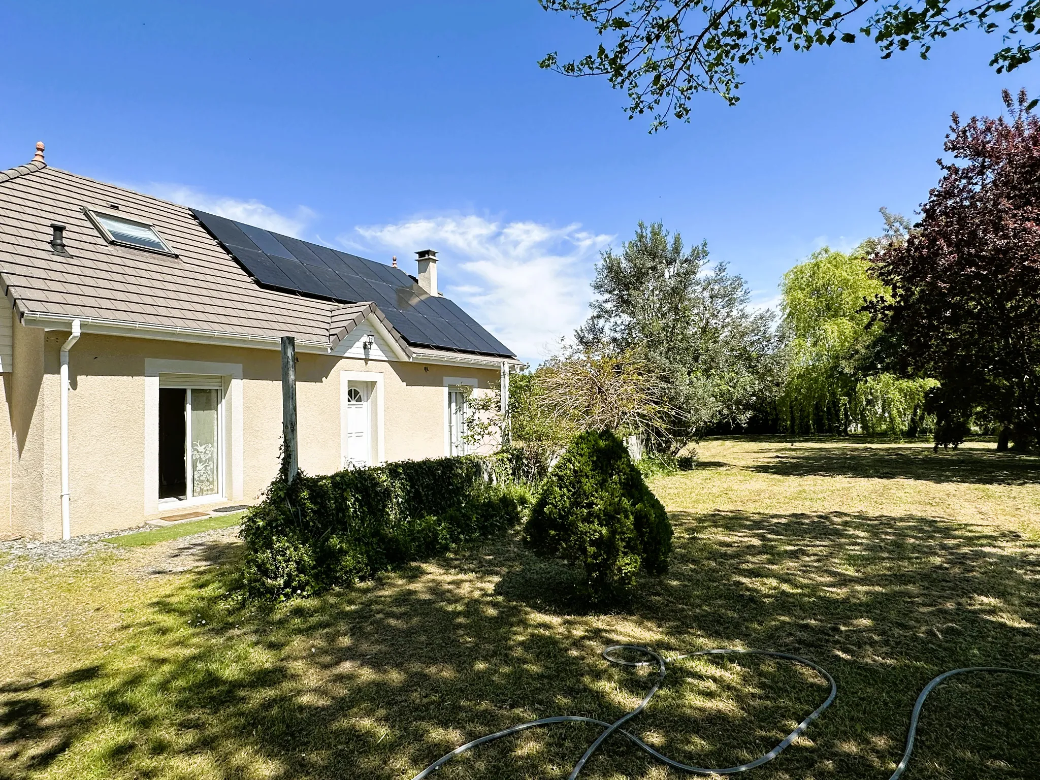 Maison 5 pièces avec garage sur joli terrain arboré 