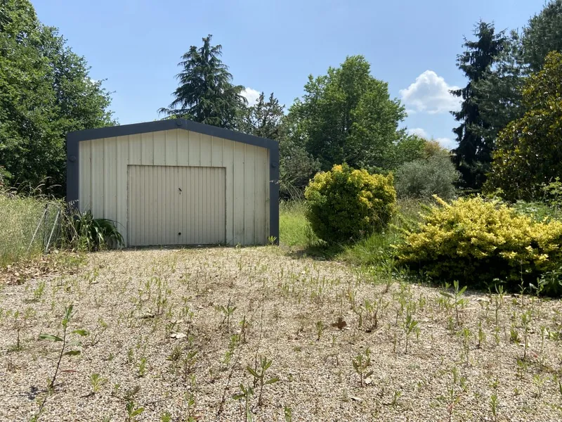 Maison de plain-pied avec piscine, jardin et garage à Ste livrade sur lot 