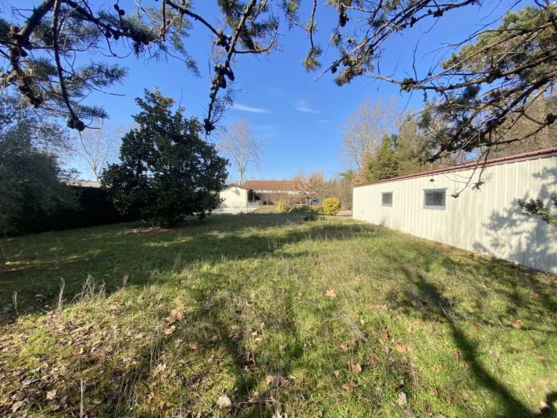 Maison de plain-pied avec piscine, jardin et garage à Ste livrade sur lot 