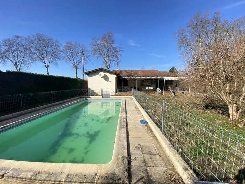 Maison de plain-pied avec piscine, jardin et garage à Ste livrade sur lot 