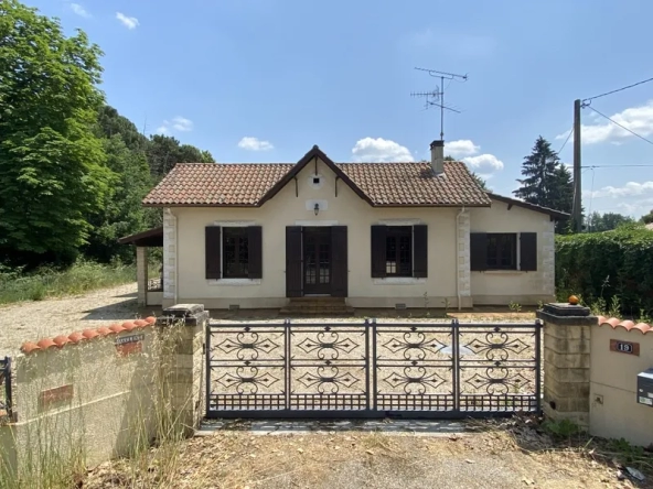 Maison de plain-pied avec piscine, jardin et garage à Ste livrade sur lot