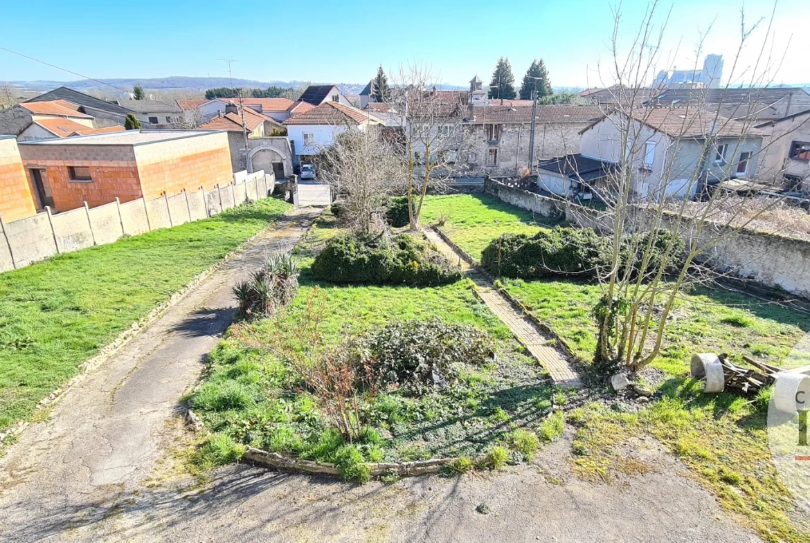 Bâtisse de 167m2 avec 5 chambres et jardin à Toul 