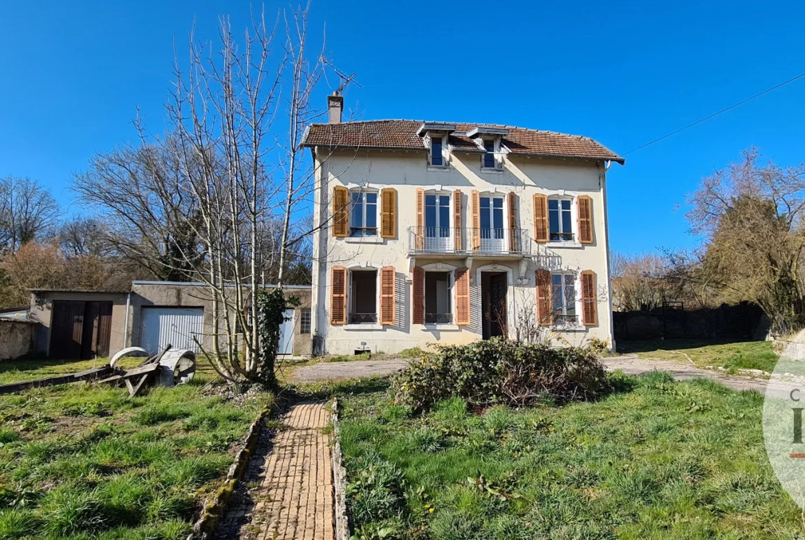 Bâtisse de 167m2 avec 5 chambres et jardin à Toul 