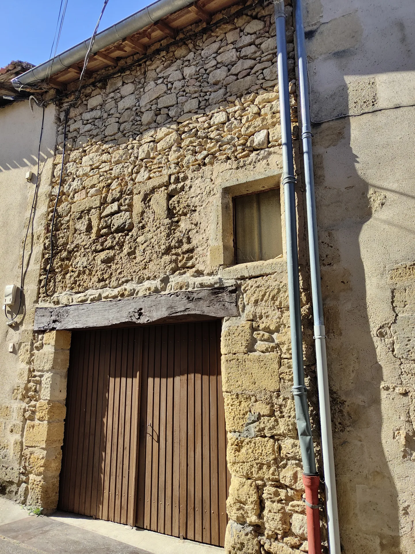 MAISON DE VILLAGE EN PIERRE 3 CHAMBRES JARDIN GARAGE 