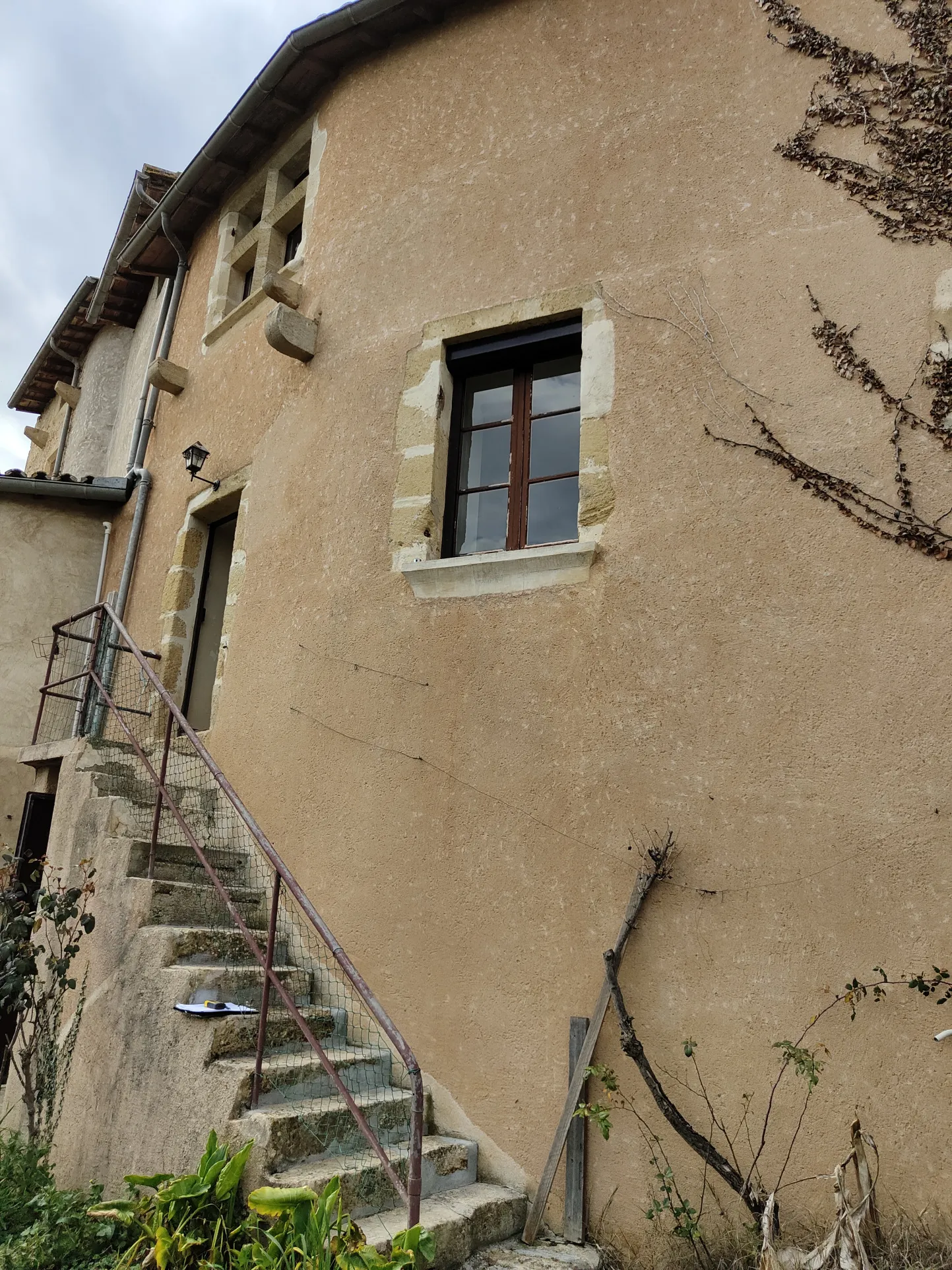 MAISON DE VILLAGE EN PIERRE 3 CHAMBRES JARDIN GARAGE 