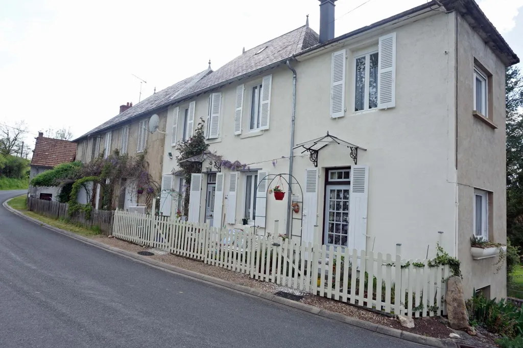 Maison de village proche Le Donjon 