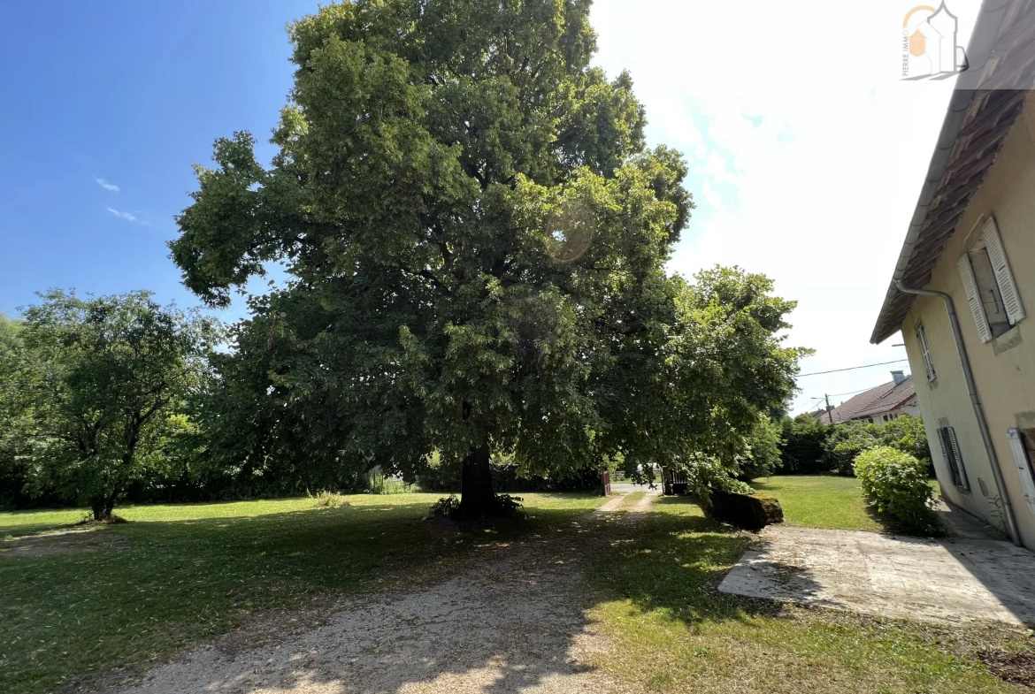 Maison en pierre de 200 m2 au sol sur 1600 m2 de terrain au cœur de la région des lacs. 