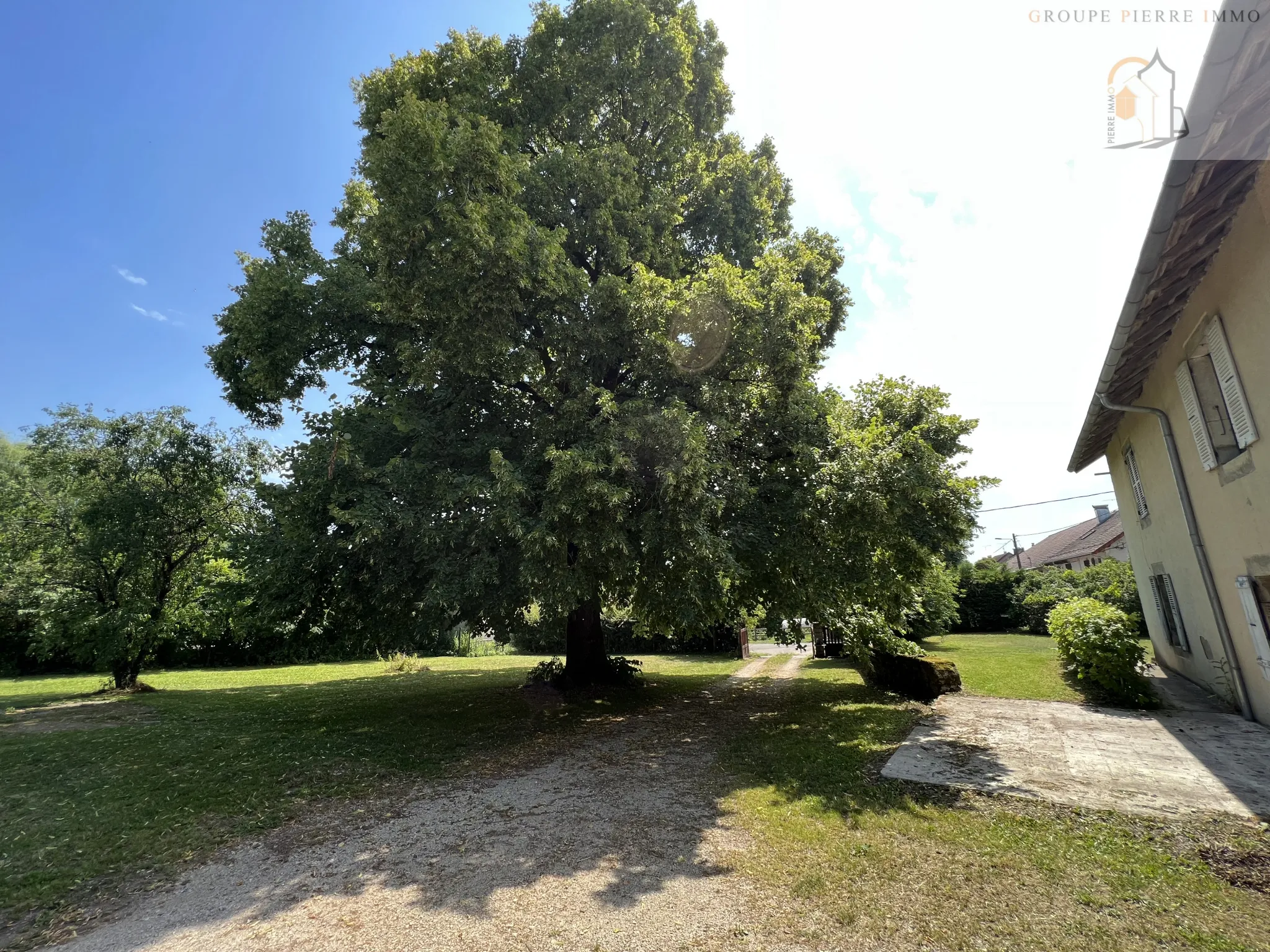 Maison en pierre de 200 m2 au sol sur 1600 m2 de terrain au cœur de la région des lacs. 