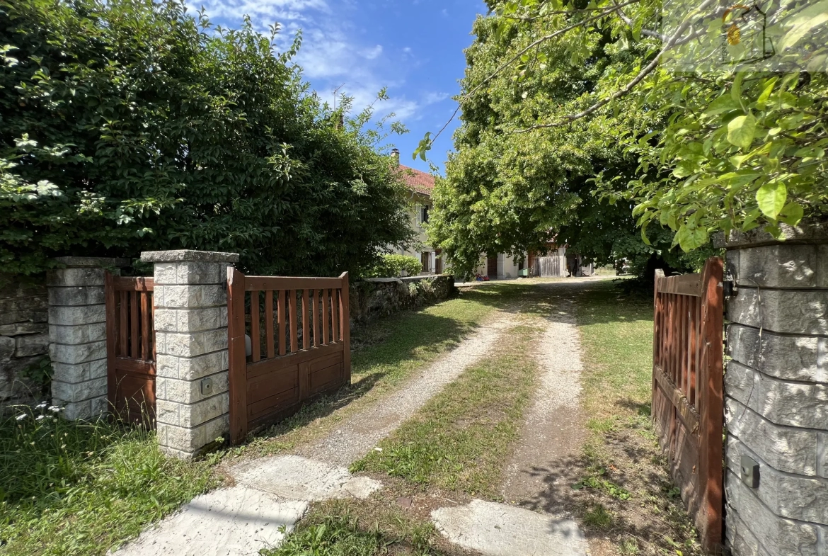 Maison en pierre de 200 m2 au sol sur 1600 m2 de terrain au cœur de la région des lacs. 