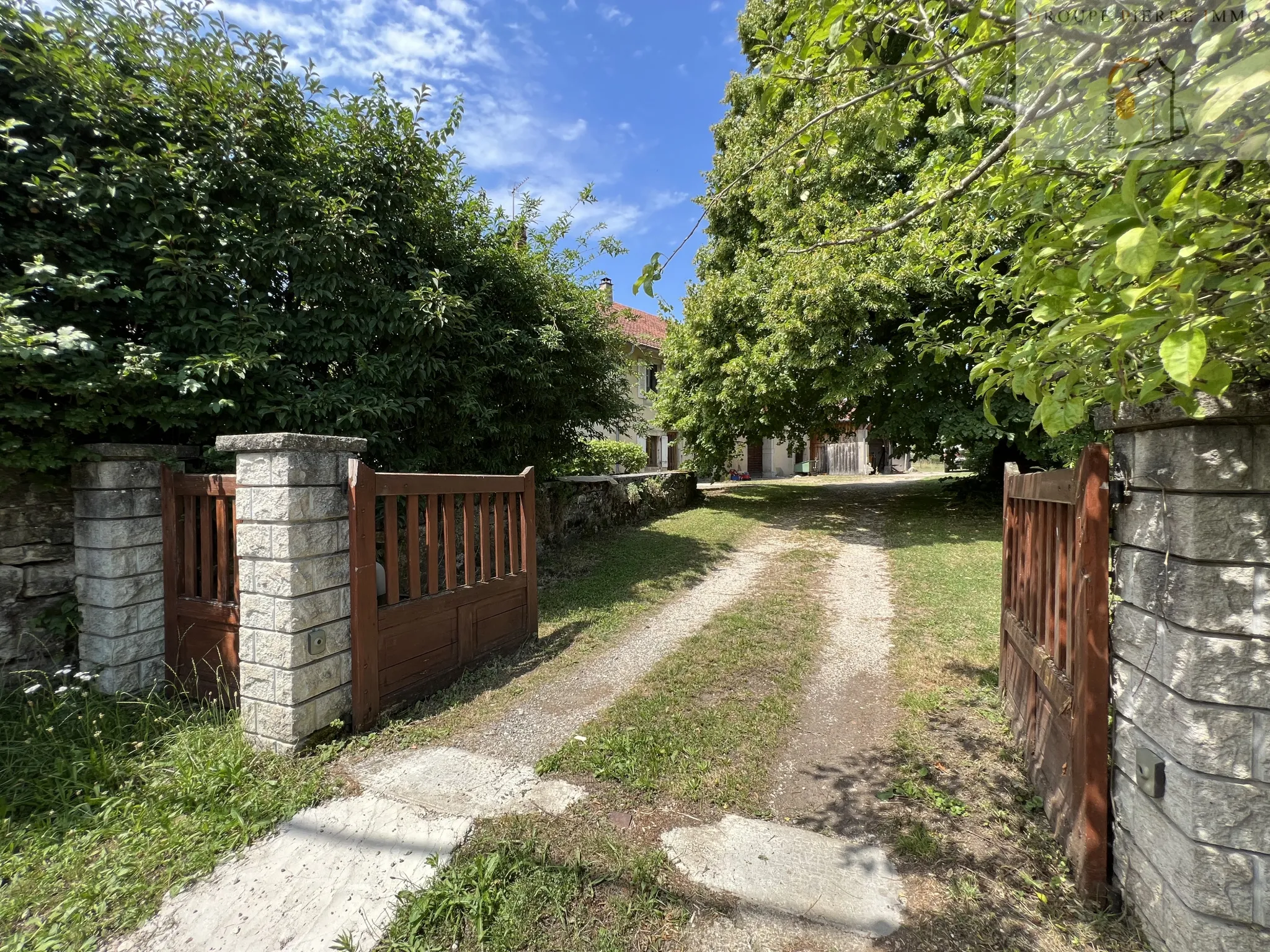 Maison en pierre de 200 m2 au sol sur 1600 m2 de terrain au cœur de la région des lacs. 