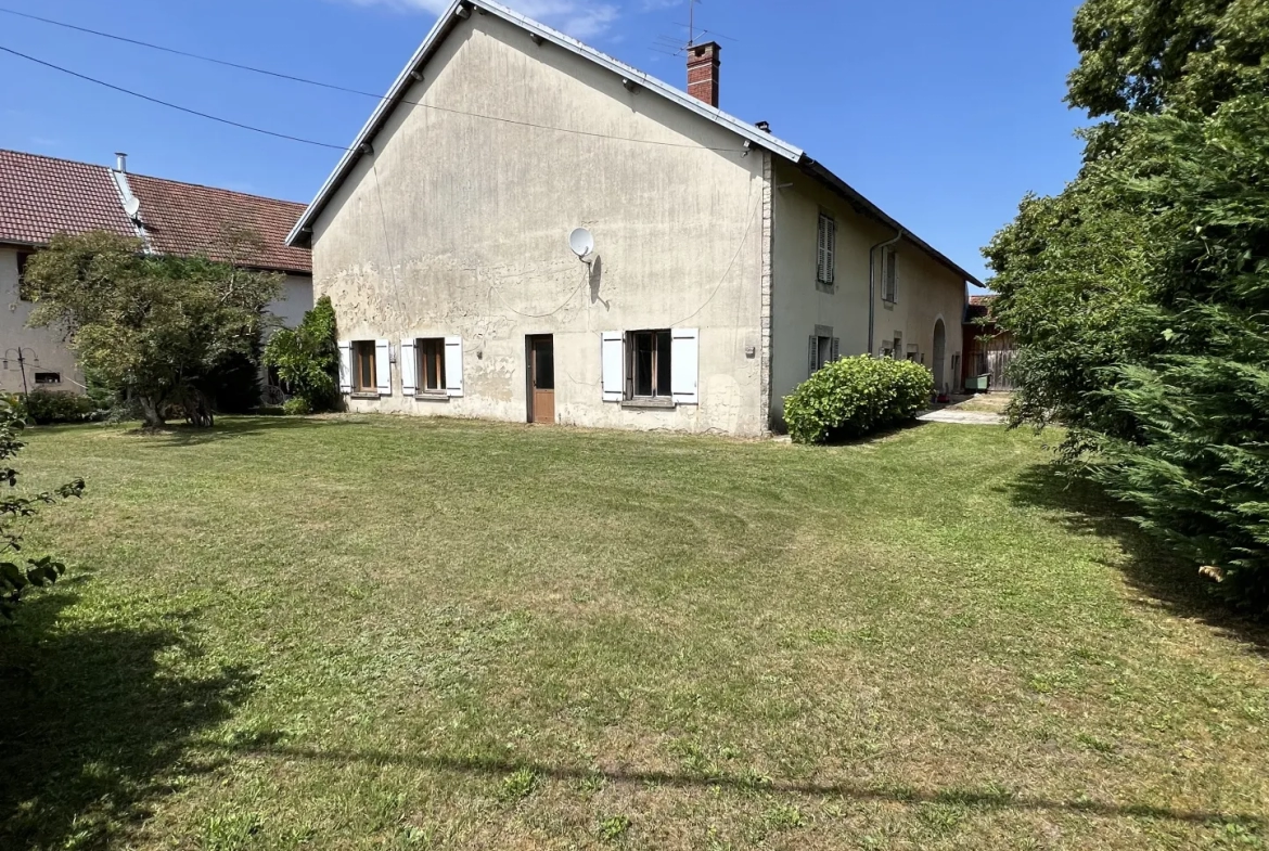 Maison en pierre de 200 m2 au sol sur 1600 m2 de terrain au cœur de la région des lacs. 