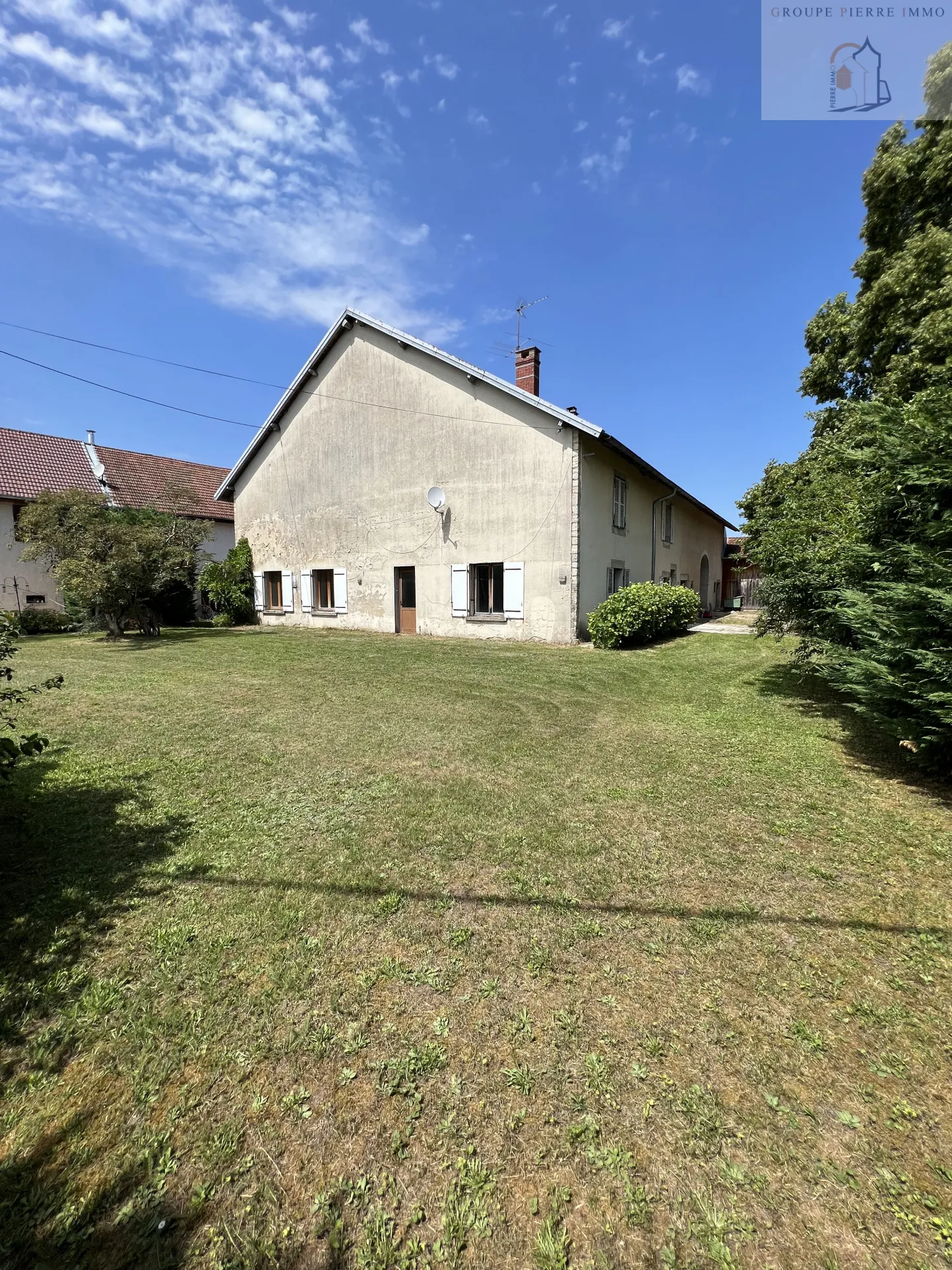 Maison en pierre de 200 m2 au sol sur 1600 m2 de terrain au cœur de la région des lacs. 