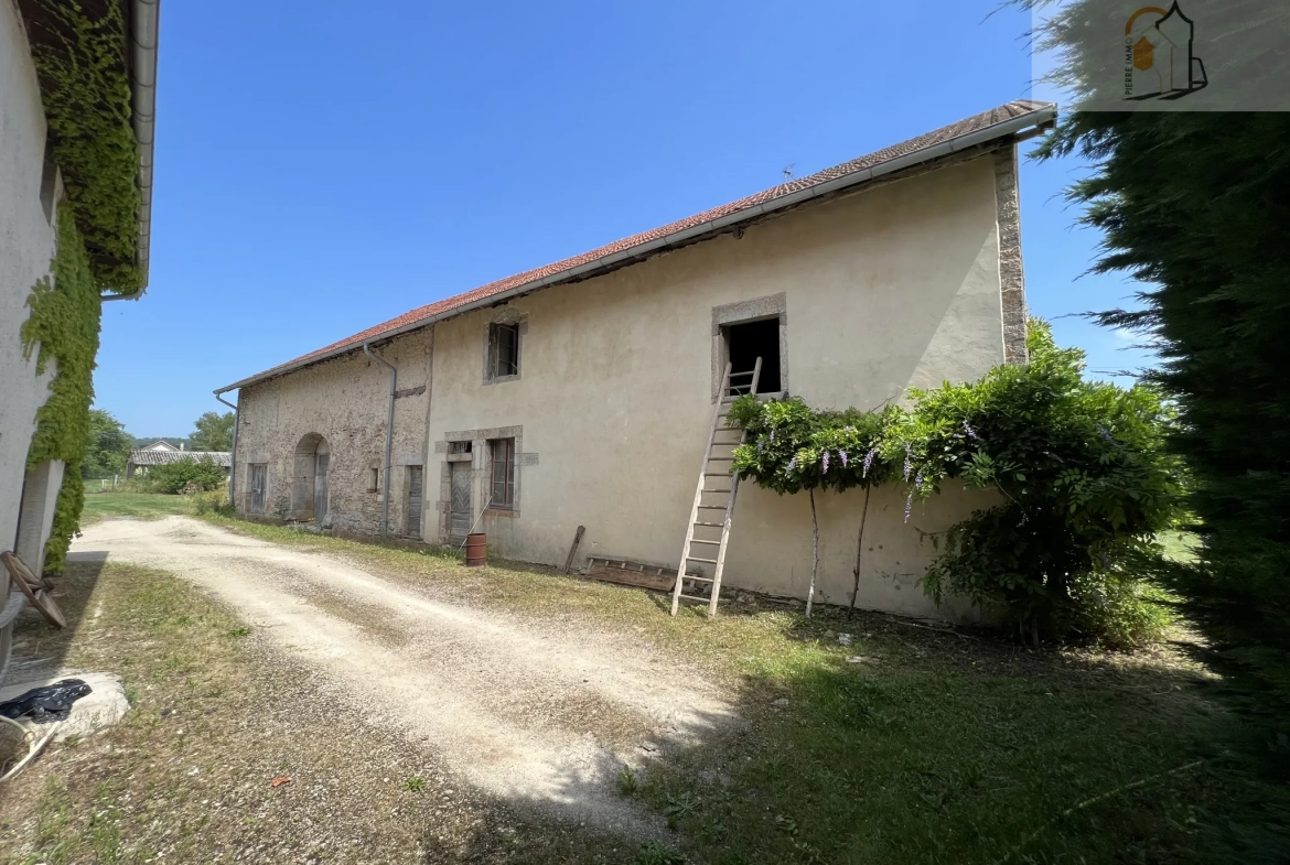 Maison en pierre de 200 m2 au sol sur 1600 m2 de terrain au cœur de la région des lacs. 