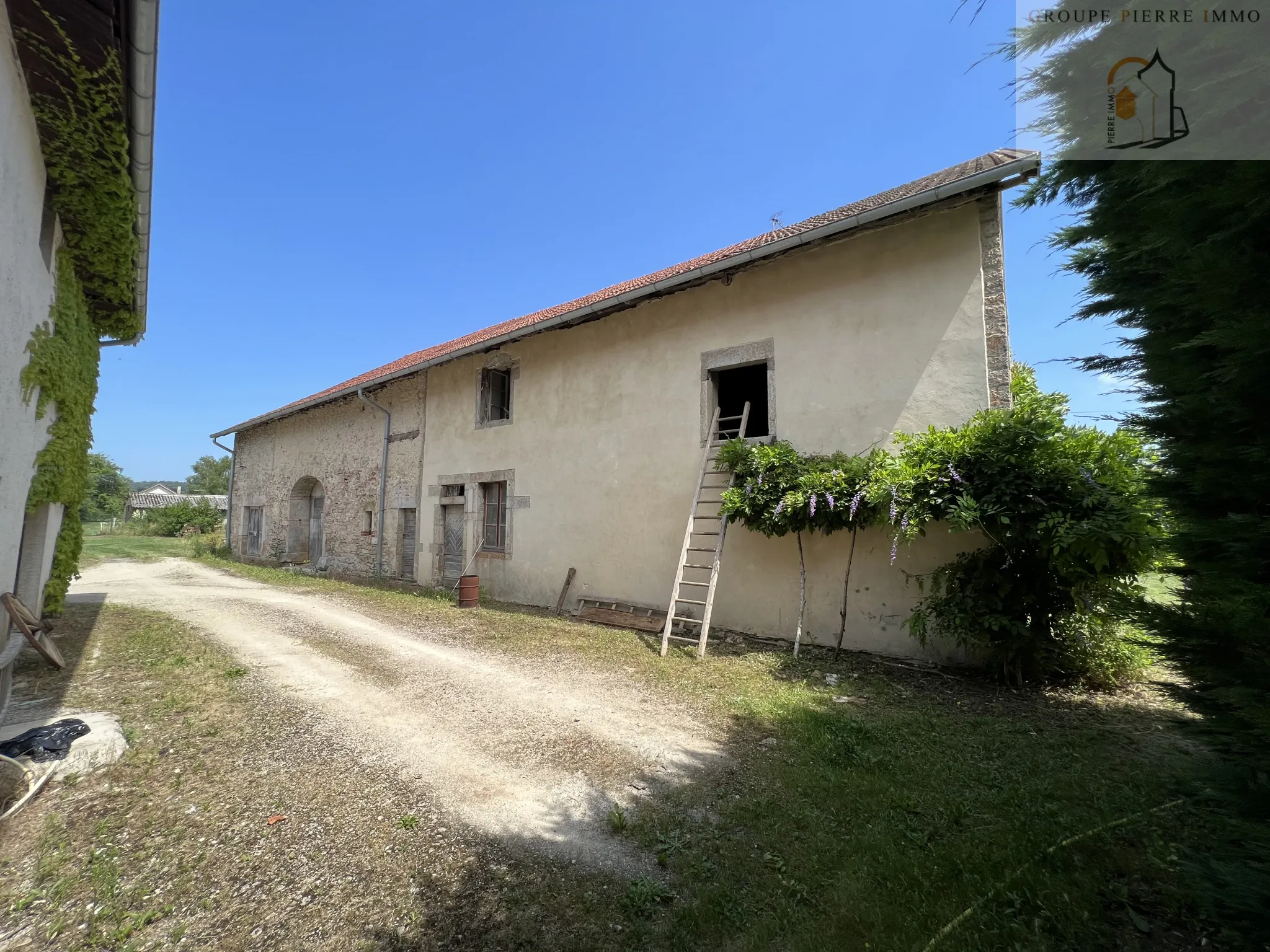 Maison en pierre de 200 m2 au sol sur 1600 m2 de terrain au cœur de la région des lacs. 