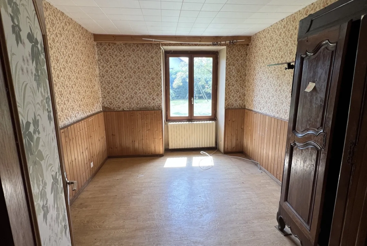 Maison en pierre de 200 m2 au sol sur 1600 m2 de terrain au cœur de la région des lacs. 