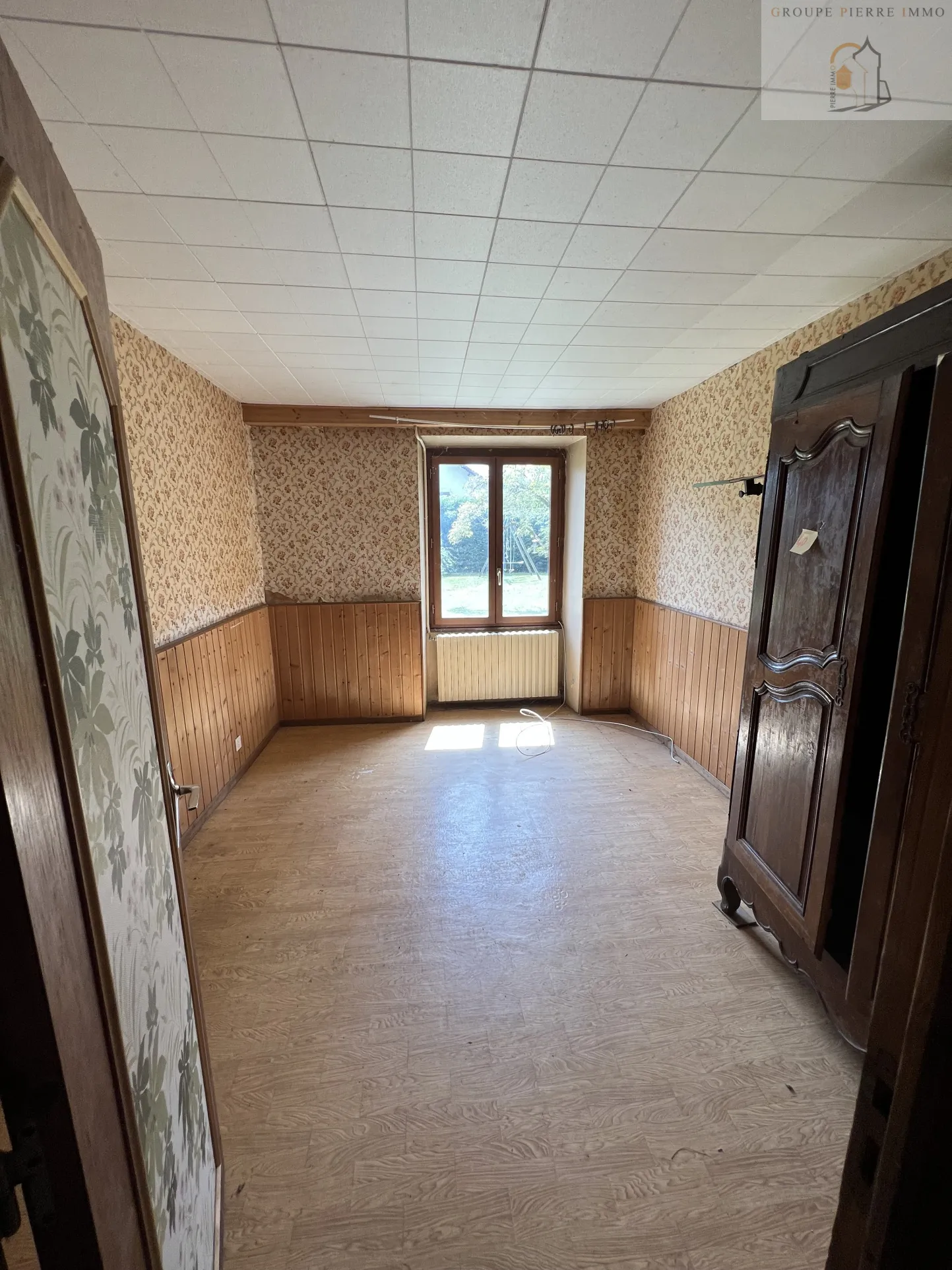 Maison en pierre de 200 m2 au sol sur 1600 m2 de terrain au cœur de la région des lacs. 