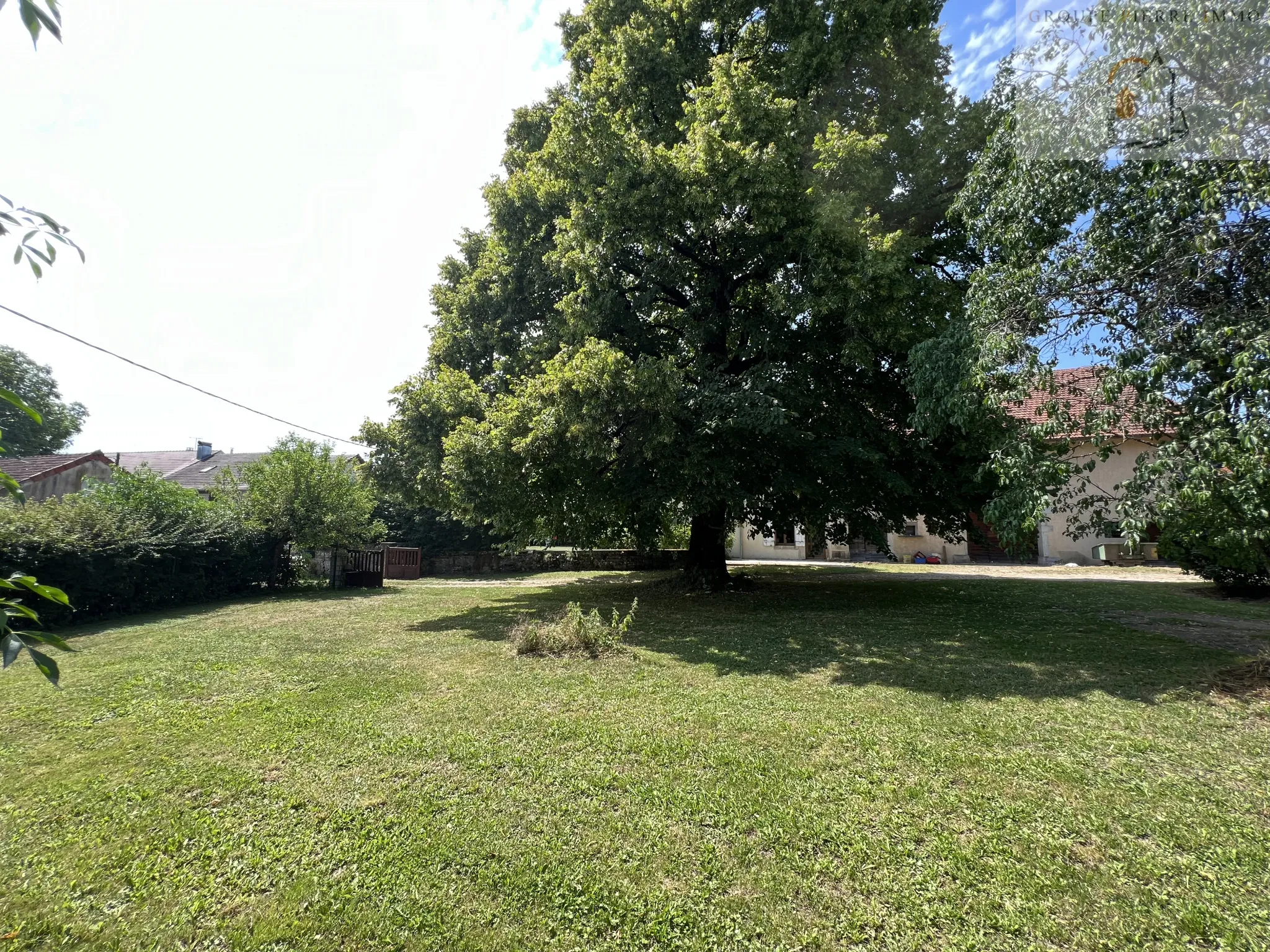 Maison en pierre de 200 m2 au sol sur 1600 m2 de terrain au cœur de la région des lacs. 