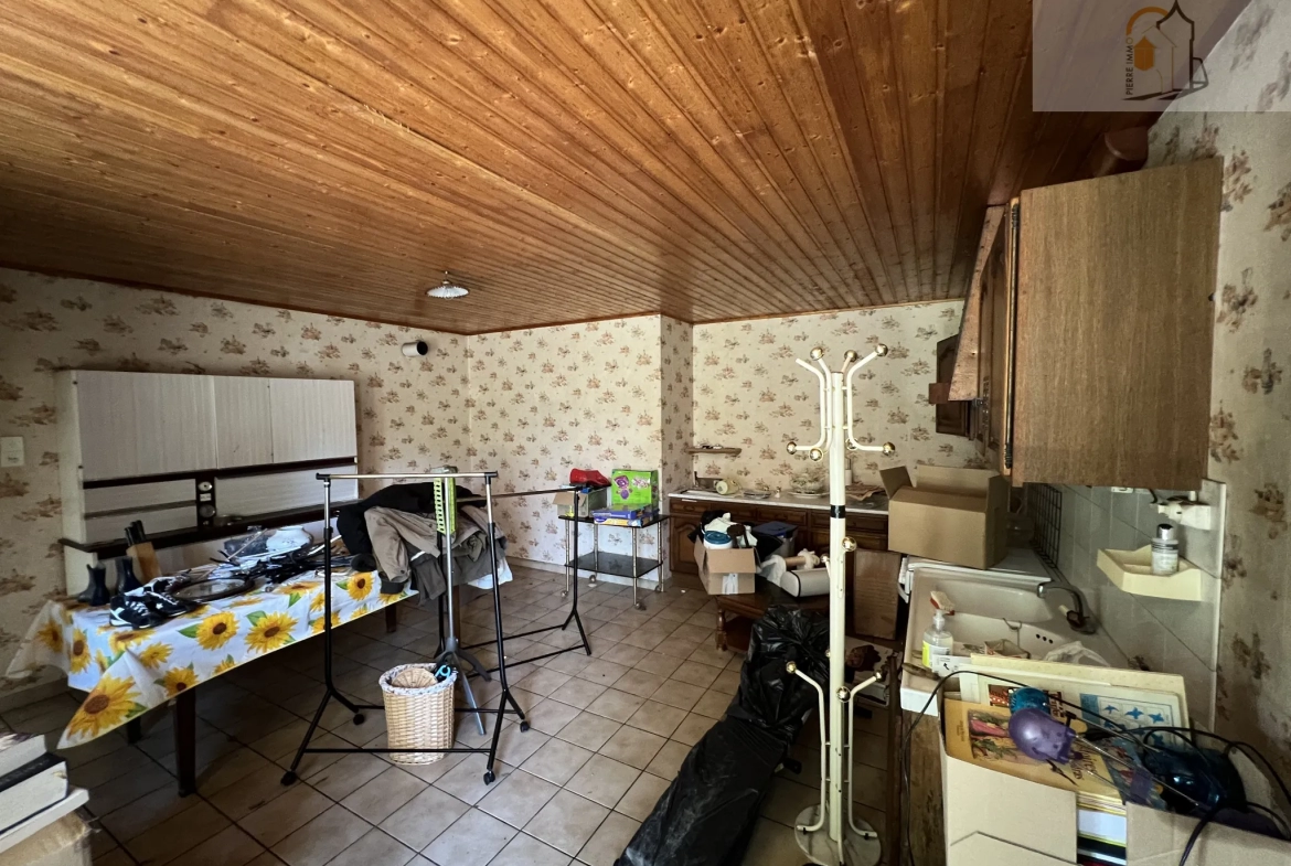 Maison en pierre de 200 m2 au sol sur 1600 m2 de terrain au cœur de la région des lacs. 