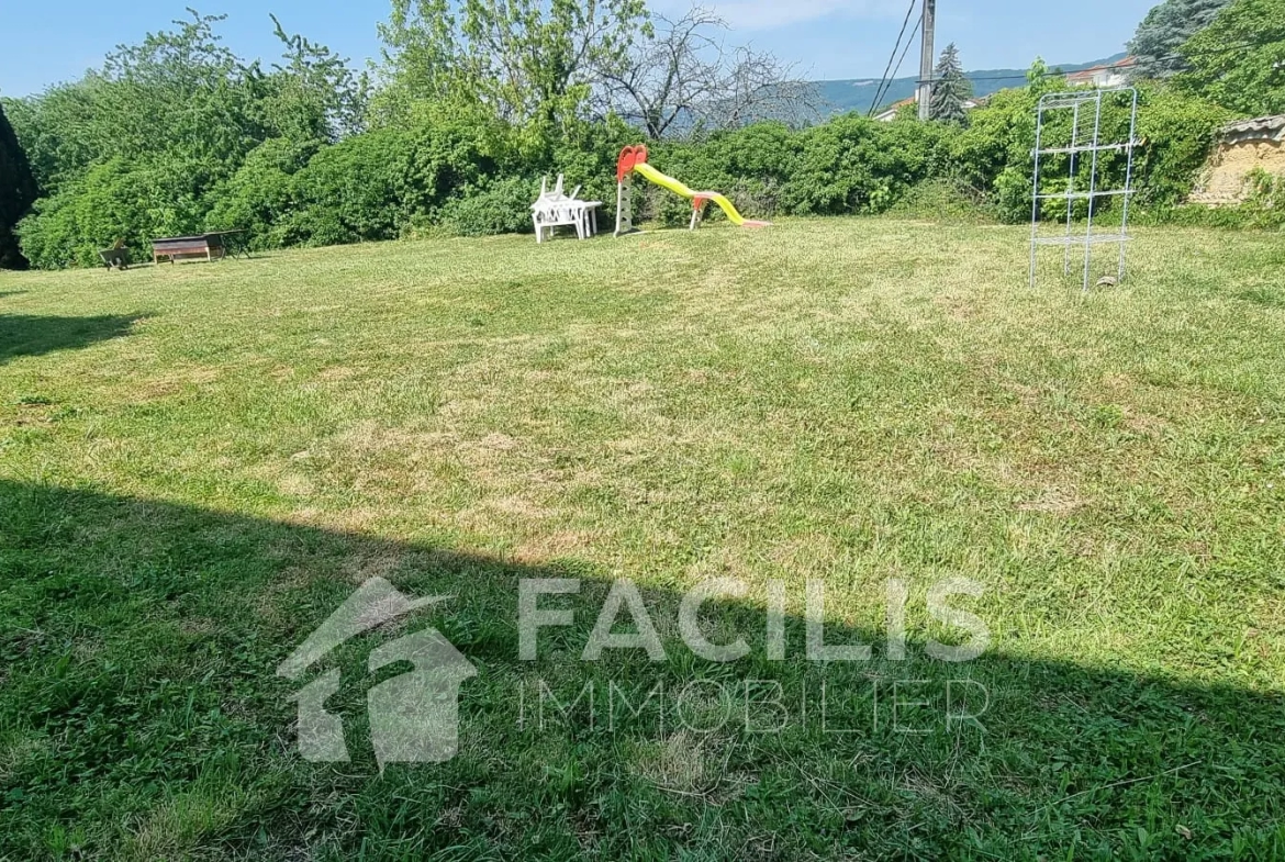 Terrain constructible de 950 m2 à Cailloux-sur-Fontaines 