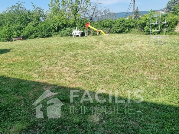 Terrain constructible de 950 m2 à Cailloux-sur-Fontaines